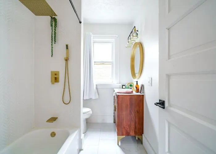 Сasa de vacaciones Bamboo By Jungle House Near Convention Center Osu & Nationwide Arena Walk To High Street Downtown & Short North 5 800 Reviews Private Parking Columbus
