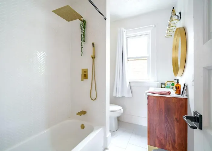 Сasa de vacaciones Bamboo By Jungle House Near Convention Center Osu & Nationwide Arena Walk To High Street Downtown & Short North 5 800 Reviews Private Parking